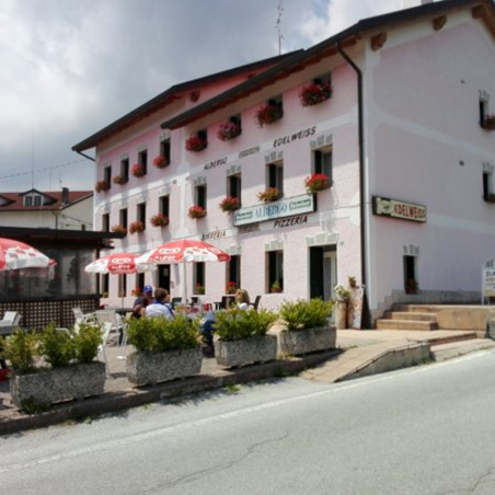 Il ristorante/pizzeria Edelweiss, posto ai piedi del Monte Spitz in contrà Sella